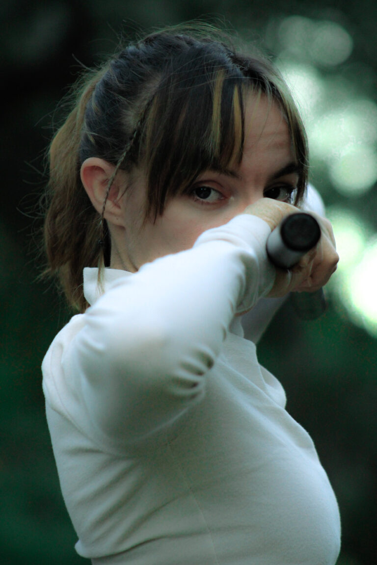 Chica usando nunchaku